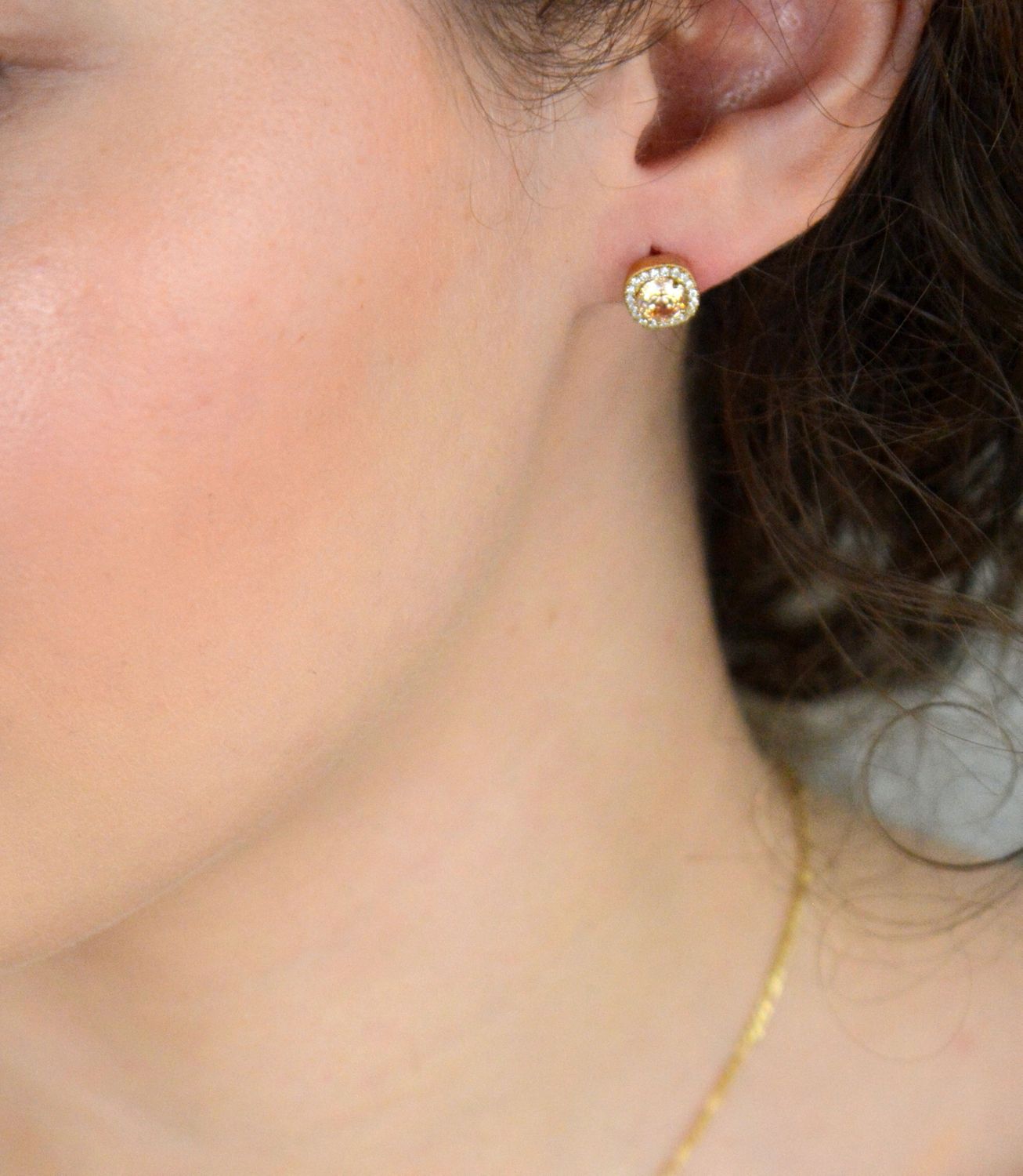 Kolczyki złote damskie w cyrkonie kwadraty próba 333, DIA-KLC-KO 351 Złote kolczyki damskie w kształcie kwadratów z dużą pomarańczową cyrkonią otoczoną białymi cyrkoniami1.jpg